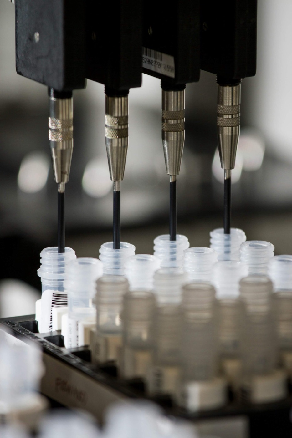Automatisierte Pipettier-Anlage mit Probenröhrchen im Labor